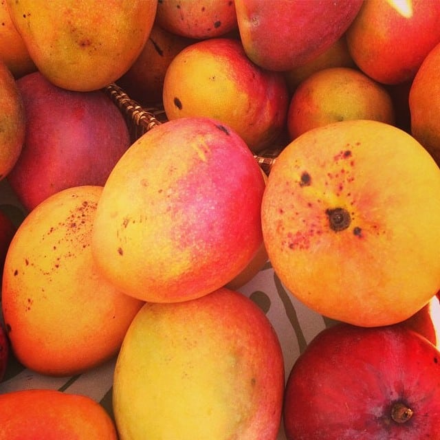 Mangoes and more at the #KakaakoFarmersMarket! Find the market at #WardWarehouse from now till noon! PC: @alohafarmlovers