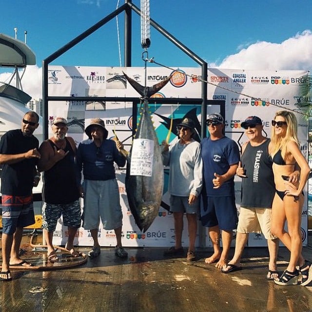 Woo! Look at the size of that ahi! How heavy would you say that is? @kewaloharborhi #bigfishchase #kewaloharbor #WeAreWard