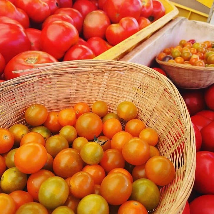 Fresh produce? Yes please! Get it at our weekly @alohafarmlovers #KakaakoFarmersMarket at Ward Warehouse #weareward #wardvillage #kakaako #repost #fresh #supportlocal #farmersmarket