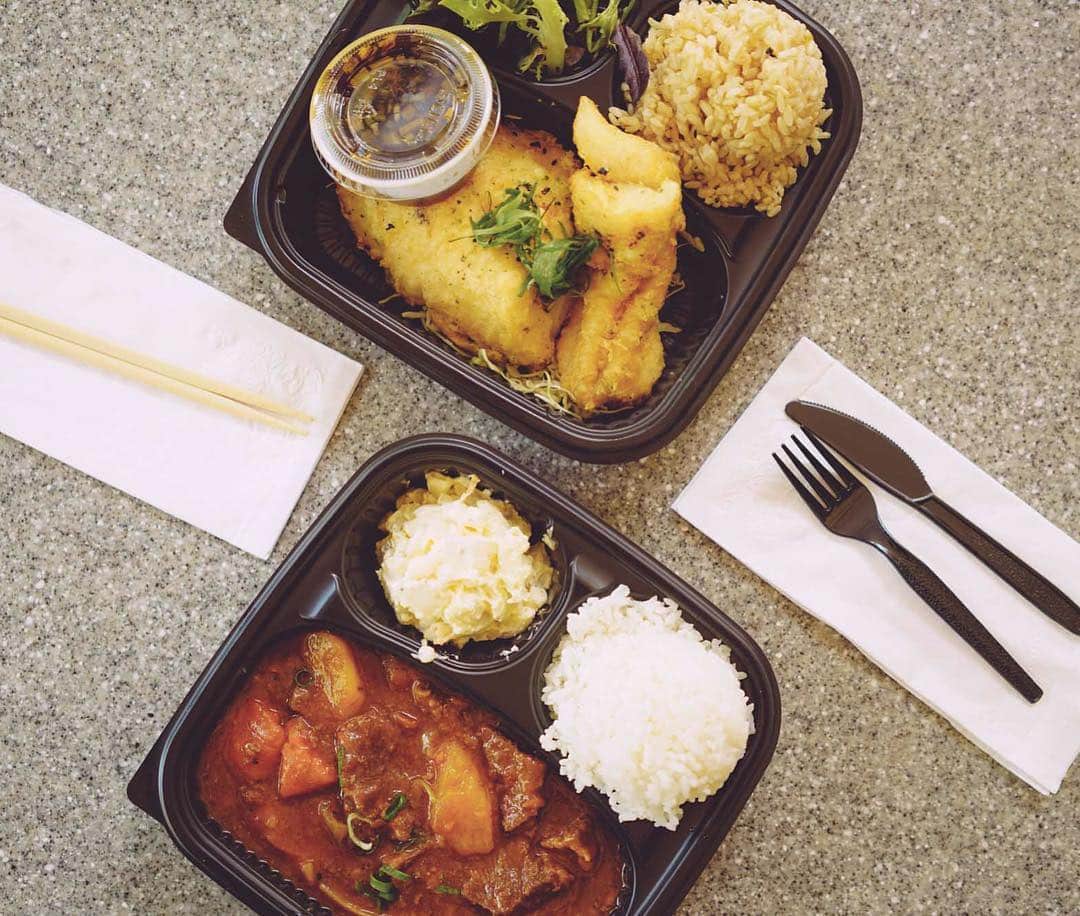 Do you know the history of Hawaiʻi’s beloved plate lunch? Learn it on the blog, link in bio! PS: Head to @wvshops to find out how you can win a free plate lunch courtesy of @kakaakokitchenhi #weareward #wardvillage #kakaako #honolulu #hawaii #hawaiisbestkitchens #foodiesofinstagram