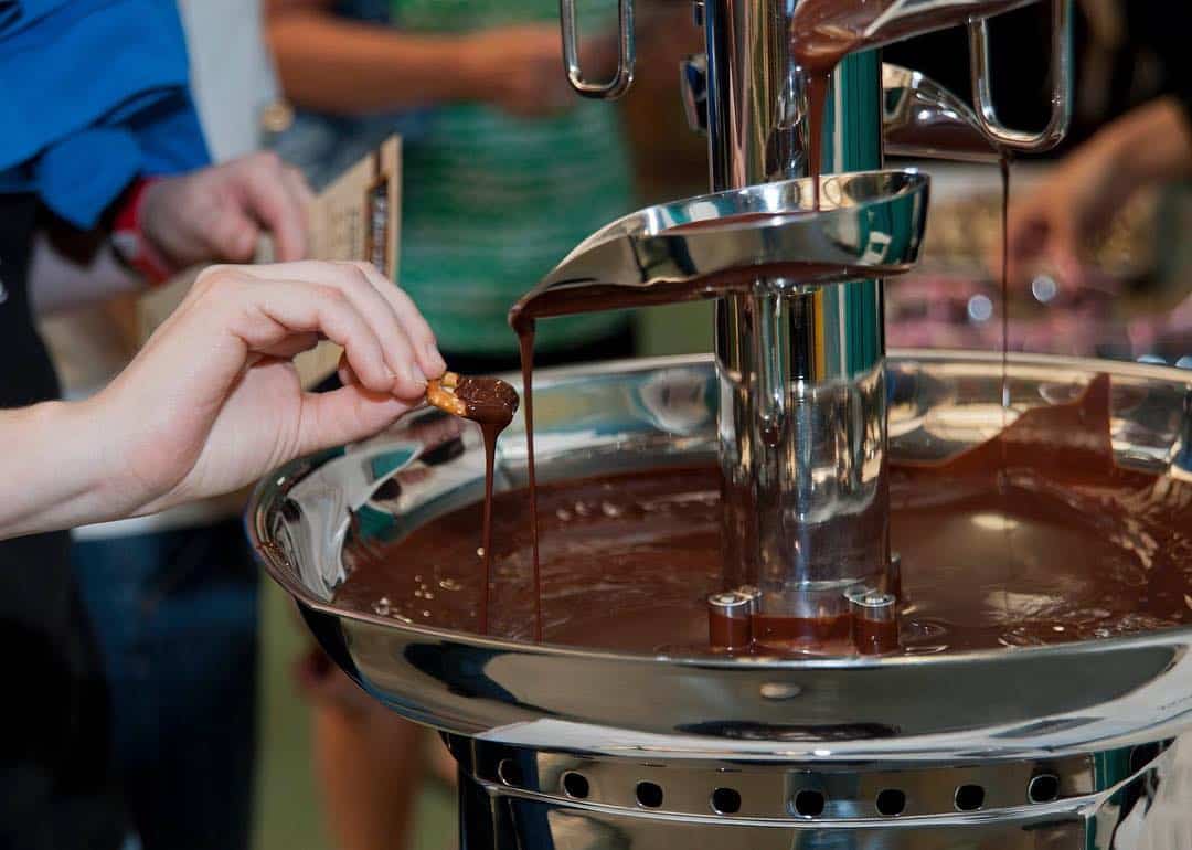 The Hawaiʻi Chocolate Festival is happening in the Ward Village Courtyard on 10/15, from 12p – 5p! Pre-sale tickets $20, $25 at the door. Get yours online at hawaiichocolatefestival.com! #weareward #wardvillage #kakaako #hawaiichocolatefestival #hawaiisbestkitchens #chocolate #honolulu
