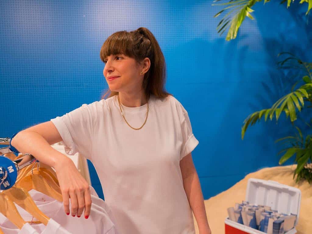 Thursday, 2/9, is the last day to check out @emspivack’s #MediumWhiteTee Art Installation at Ward Centre! For now, check out our walaʻau session with the artist herself on the blog, link in bio. #WeAreWard