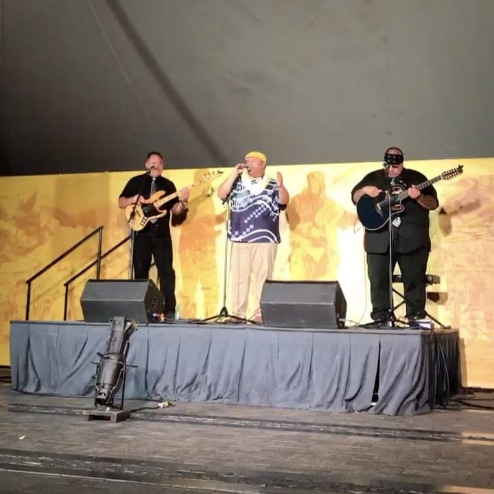 We’re thrilled to be in the presence of this amazing artist, @kalanipeamusic! Did you make it to Kona Nui Nights? #WeAreWard