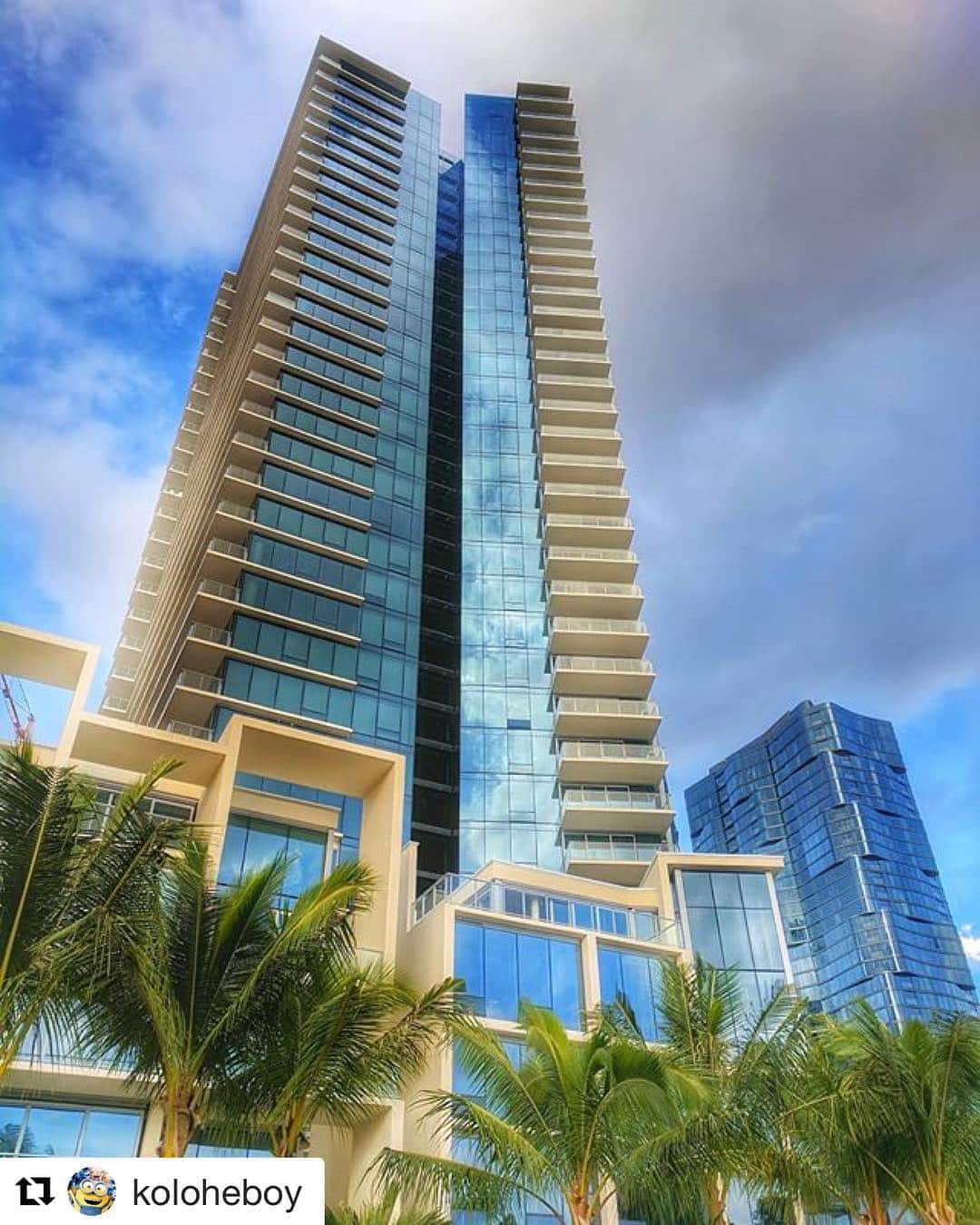 Happy Aloha Friday and a special shout out to @koloheboy for this epic shot of #Waiea (and #Anaha in the background!). #followerfriday #weareward