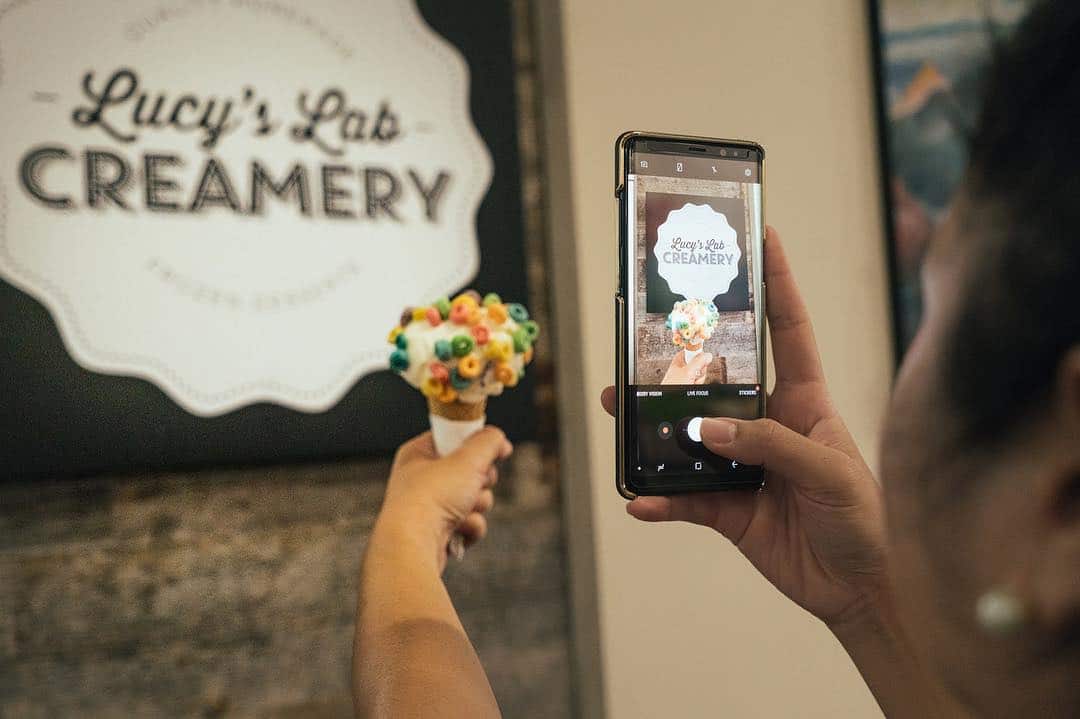 No filter necessary. We take a look inside some of Ward Village’s most Instagrammable destinations. Link in bio. #weareward #whatliftsyou #anahalivingwall #zhanwang #lucyslabcreamery #ibmbuilding #riskaloha
