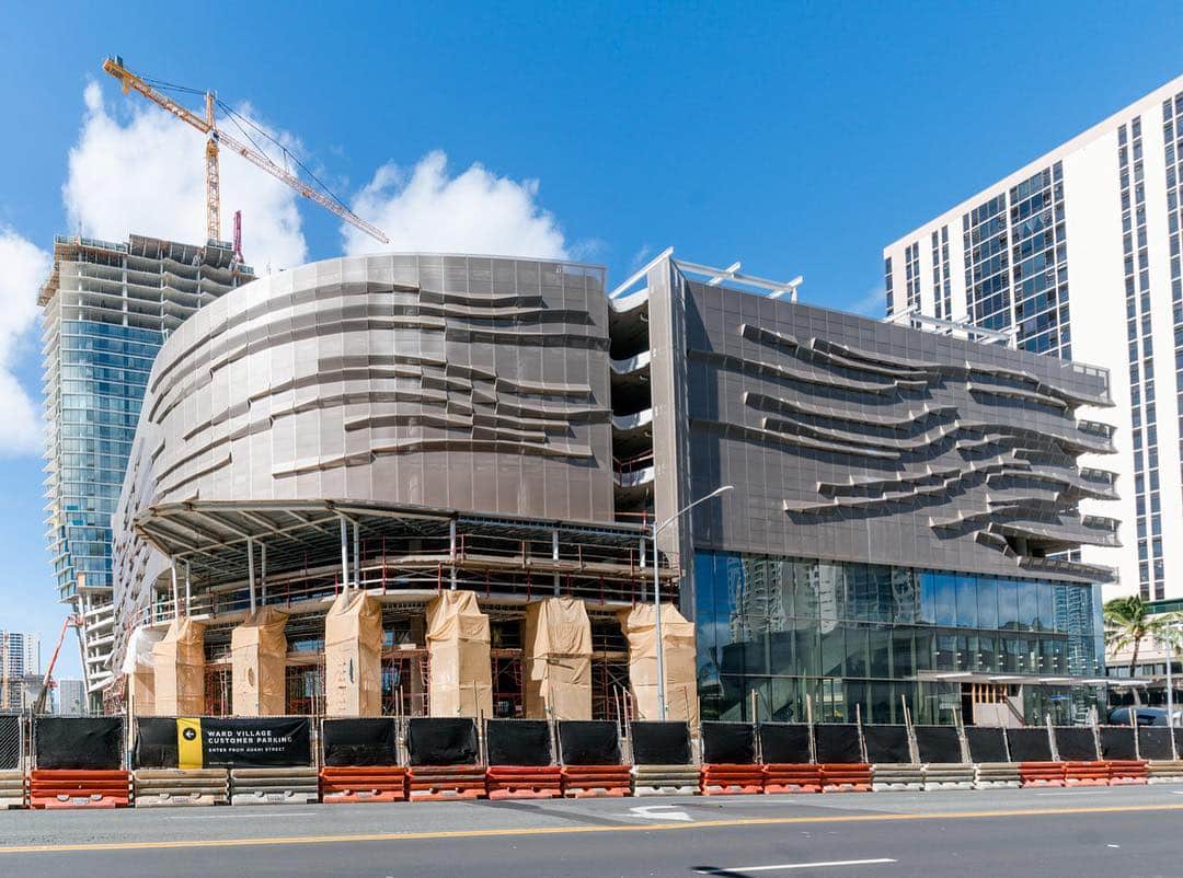Ae‘o gets ready to take flight. Learn more about this stunning tower & its latest construction news on our blog; link in bio. #weareward #aeo