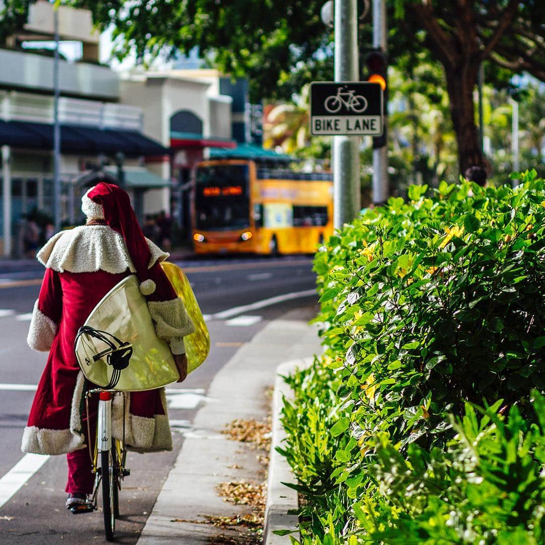 Santa’s Beach House is open for the holidays! Bring the keiki for memorable family photos. Plus, pet nights every Tuesday. Check out all holiday happenings on our website; link in bio. #weareward