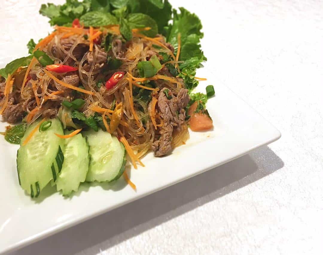 Wondering what to cook for dinner tonight? We’ve got you covered with this mouthwatering Glass Beef Noodle Salad recipe courtesy of @mailesthai_ward. Link in profile. #weareward