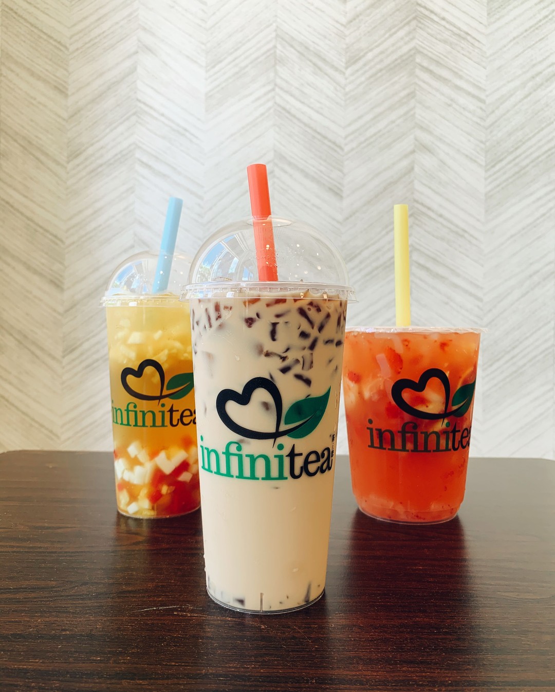 Say hello to our new friends at @infinitea_hi, open today with more boba tea flavor possibilities than we can count—like milk tea with brown sugar jelly, plantation fruit tea with rainbow jelly, strawberry lemonade with lychee jelly (all pictured here). 🍋️ Next to @mailesthai_ward on Auahi Street.