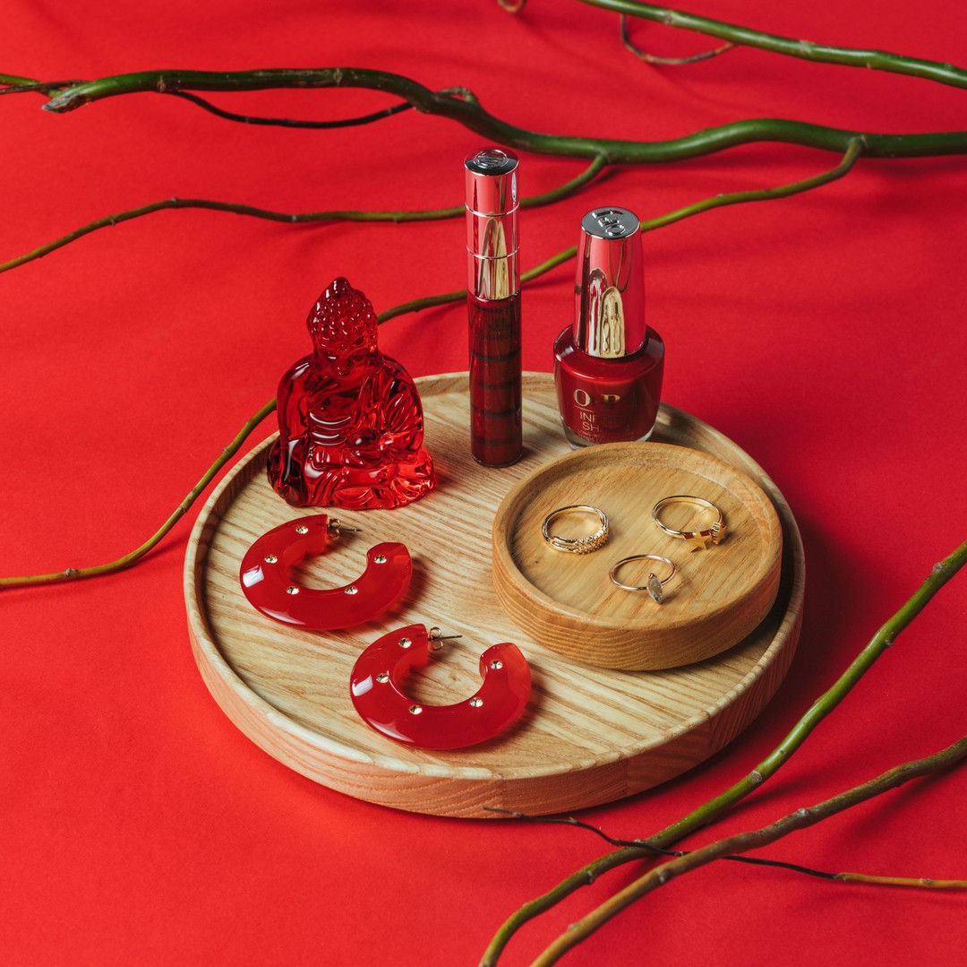 Holiday shopping season rolls on, but it’s also important to embrace self-care! Stop by Ward Village and glam Her up, from head to heart, with: Buddha statue from @sedonahawaii A pair of chic earrings from @weareiconic_honolulu Stylish lip gloss & nail polish @merlenormanhawaii A stunning ring from the collection @mahinasouthshoremarket #WeAreWard #WVHoliday #ShopSmallWard