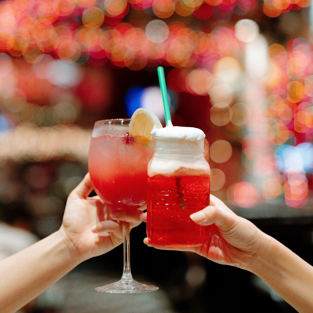 Where do Santa and his elves like to pau hana after a long night of gift giving?  None other than Christmas Bar at Ward Village. With a cocktail menu that includes Butterbeer, Peppermint Party Martinis, and Shots of Joy, this might be the most festive bar in town  Pictured: Wonderland Sangria (L) and Butterbeer (R). #WeAreWard #WVHoliday #ShopSmallWard