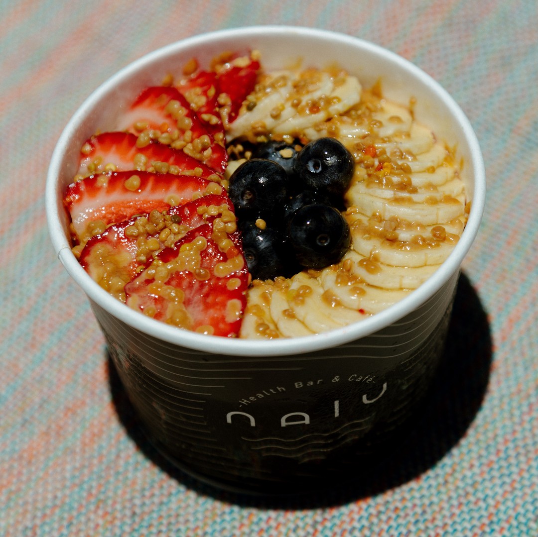 Trust us, this beautiful acai bowl tastes even better than it looks. It's just one of @naluhealthbar's many dishes made with fresh, local ingredients—and proof that you don't have to sacrifice deliciousness to eat healthy in the new year. 🤩