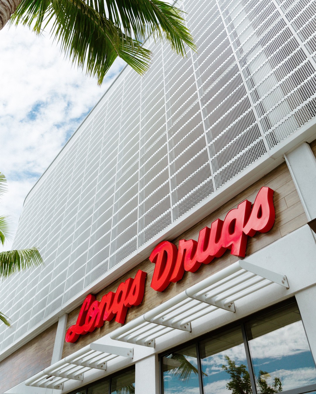 Longs Drugs, located on the ground level of Ke Kilohana, has you covered for all your day-to-day essentials (and maybe some snacks too). 🛒 Open daily for kupuna from 9am-10am and to the public from 10am-9pm, on the corner of Halekauwila St and Ward Ave.