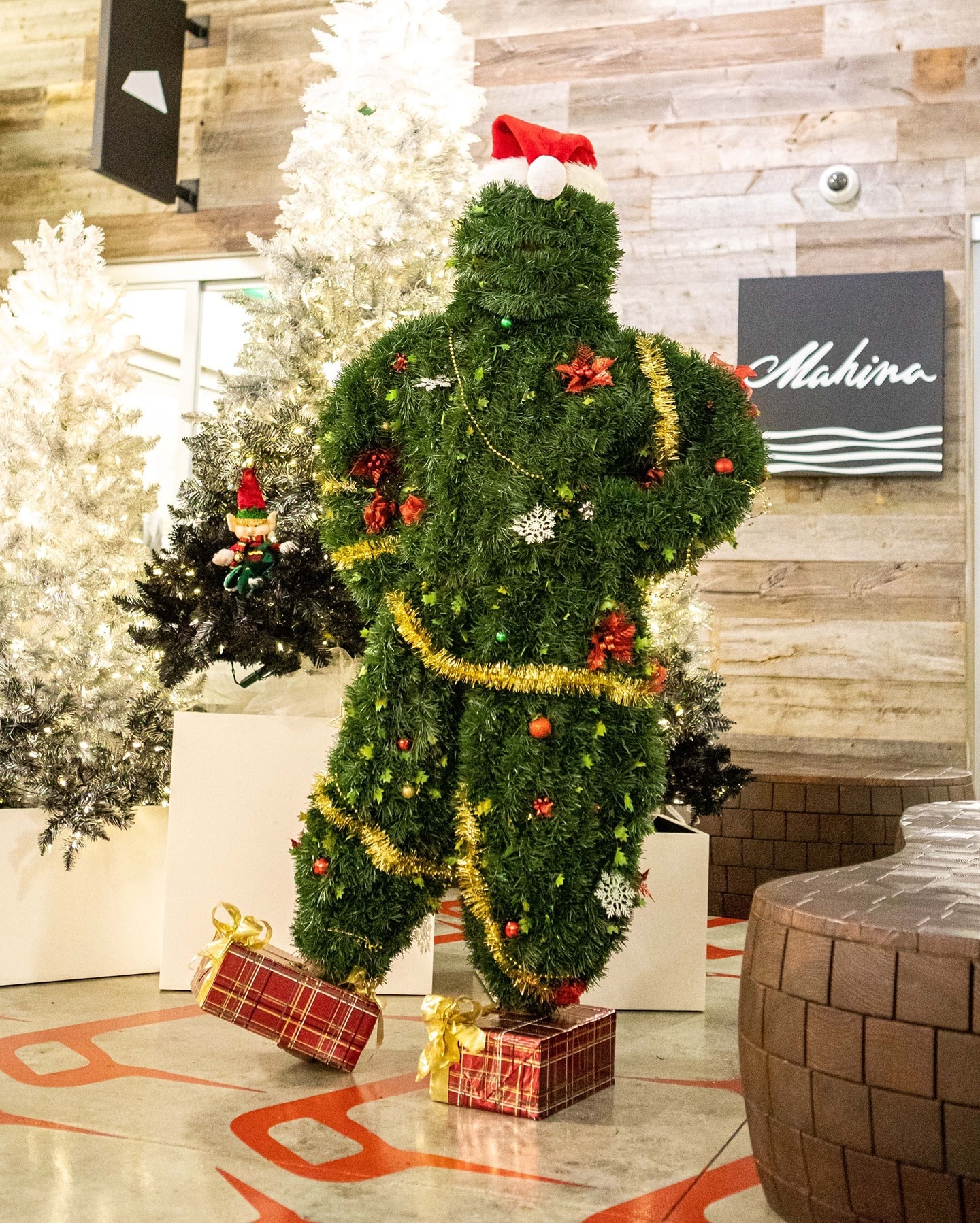 Relish more unique photo opps with our living holiday topiaries that have been decked out with lights and ornaments on Saturday from 3-6pm at South Shore Market. 📸 Look out for giant stockings in participating retailers' windows—that's where you'll find special stocking-sized merchandise just for you!