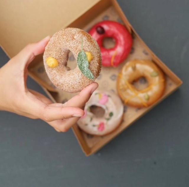 @HoleyGrailDonuts has moved into their new storefront on Auahi Street, right next to Ginza Sushi! Swing by and get yourself a fried-to-order sweet treat. We suggest getting a tasting box and trying all of their seasonal and rotating flavors before they’re gone!