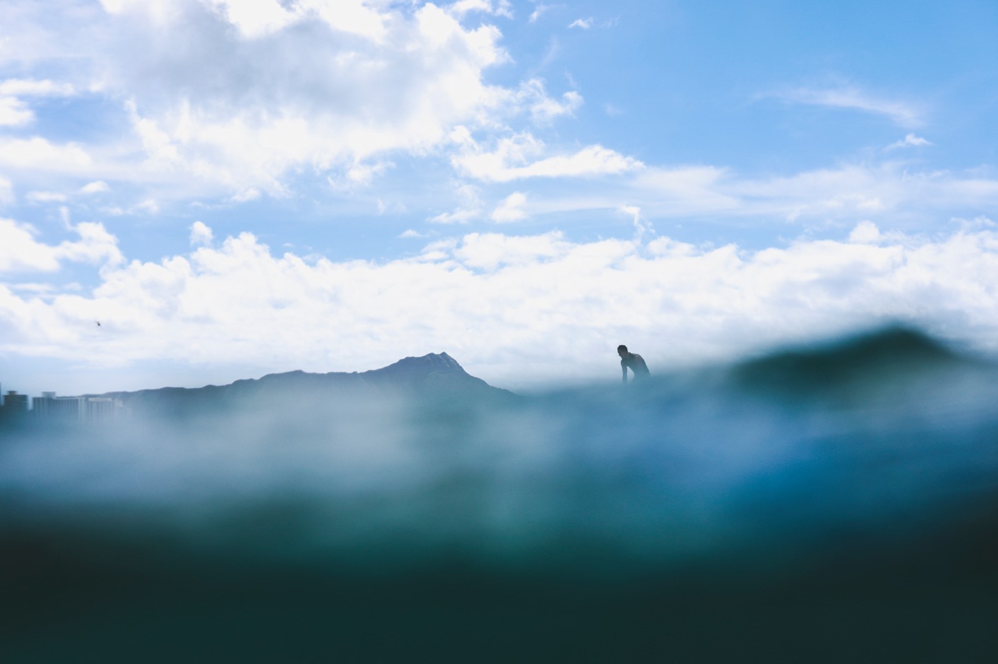 Did you know you can check the waves before heading down on our South Shore Surf Cam? Head to the link in our bio to see a live feed of Kewalos!