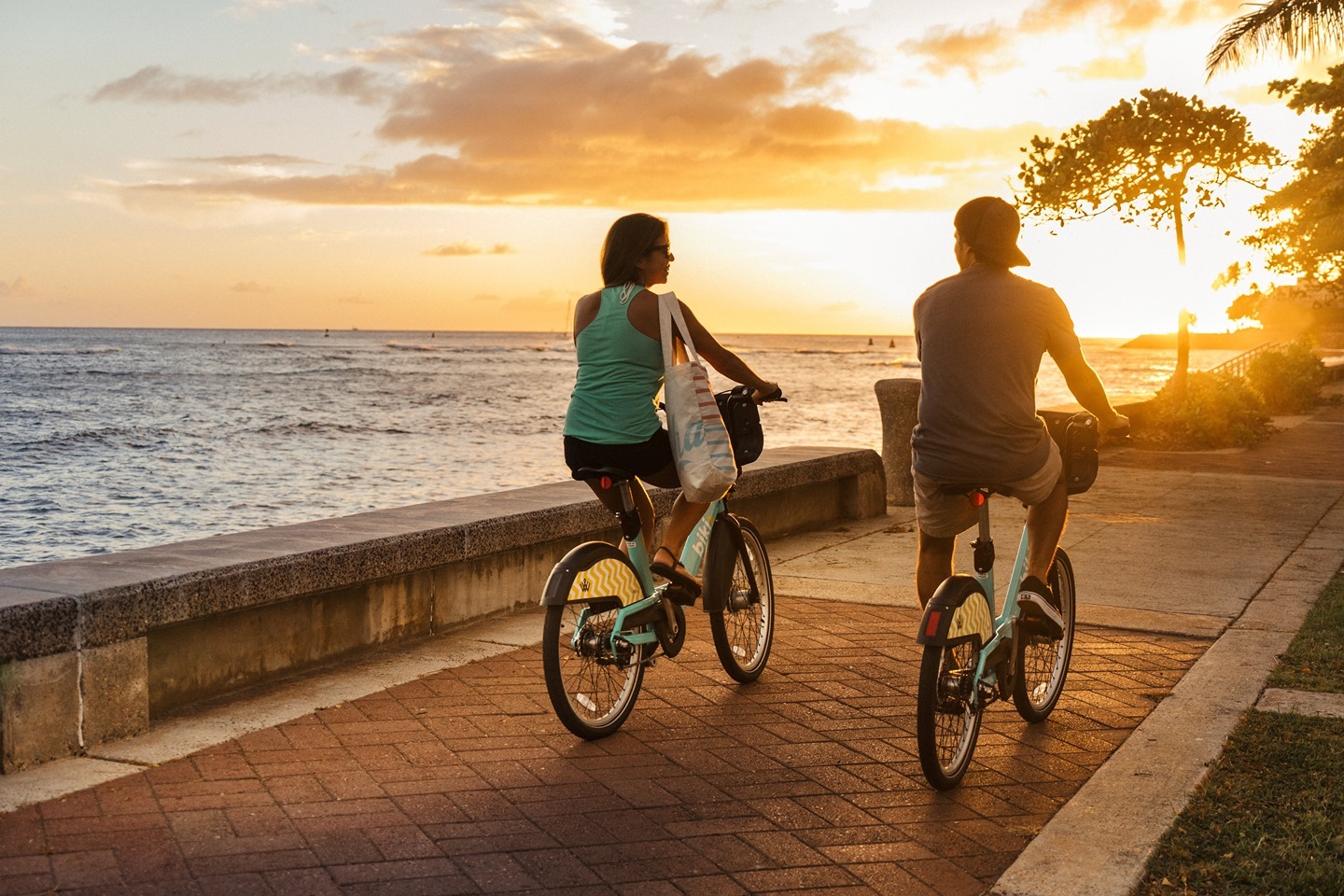 There’s nothing like a bike ride around town! So stop by one of the @gobikihi stations in Ward Village and head over to Ala Moana Beach Park, cruise around Honolulu, and enjoy the weather we’re lucky to have year-round!