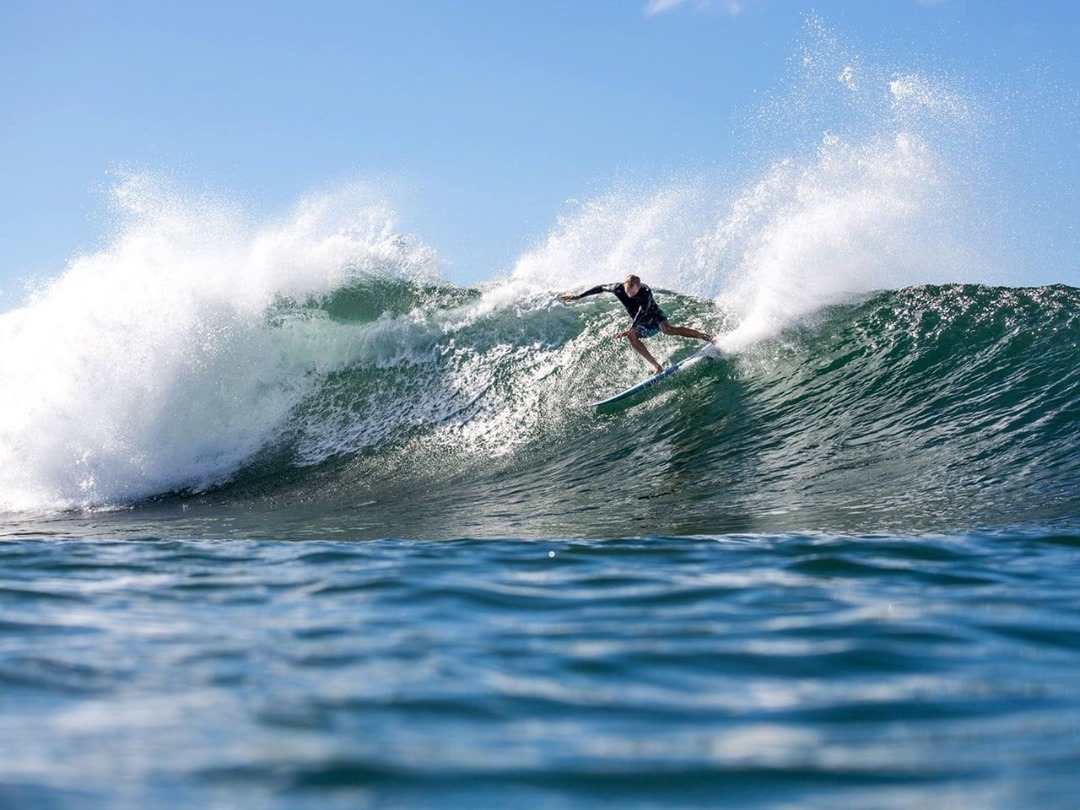 “Kewalos breaks left and right along a shallow reef during south / southwest swells and works best from 2-6 foot. The left is a slow churning reform crawling along the deep water channel of the harbor, and offers up multiple sections for big turns. The right either stands up and lets you hit it, or runs fast towards Diamond Head, ramping up to a launch section with a pillowy whitewater landing.” -Freesurf Magazine, V14n9 (2017) You can check out the surf at Kewalos for yourself before paddling out on our South Shore Surf Cam. Link in bio.