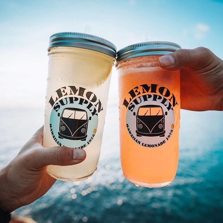 When life gives you lemons, make lemonade! @lemonsupply1975 will be coming to South Shore Market this summer, just in time to beat the heat. Until then, you can get your favorite flavors - Original Lemonade, Li Hing Mui, Yuzu Lemon, and Pinky Raspberry -  at @scratchkitchenhi 

Pro Tip: If you order your lemonade in the mason jar for $12, refills are only $5 (not to mention better for the environment️ )