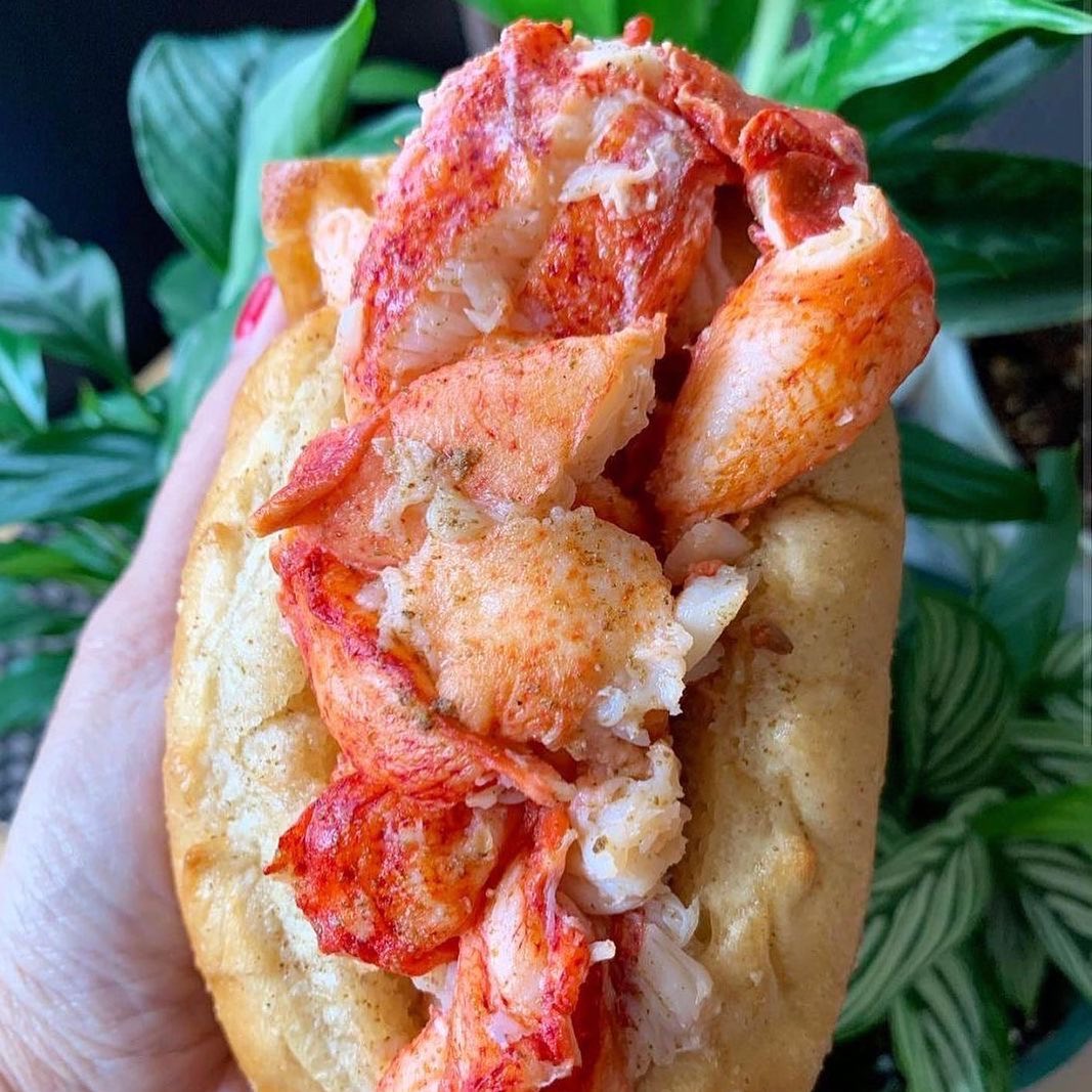 You may have seen their mouth-watering lobster rolls on Instagram, and soon you can visit @fatcheekshawaii at their new location in Ward Village! 

This mom-and-pop shop will be serving various rolls, soups, salads, sides and desserts. We are very excited to welcome them into their new expanded space at Ward Centre, coming soon!
