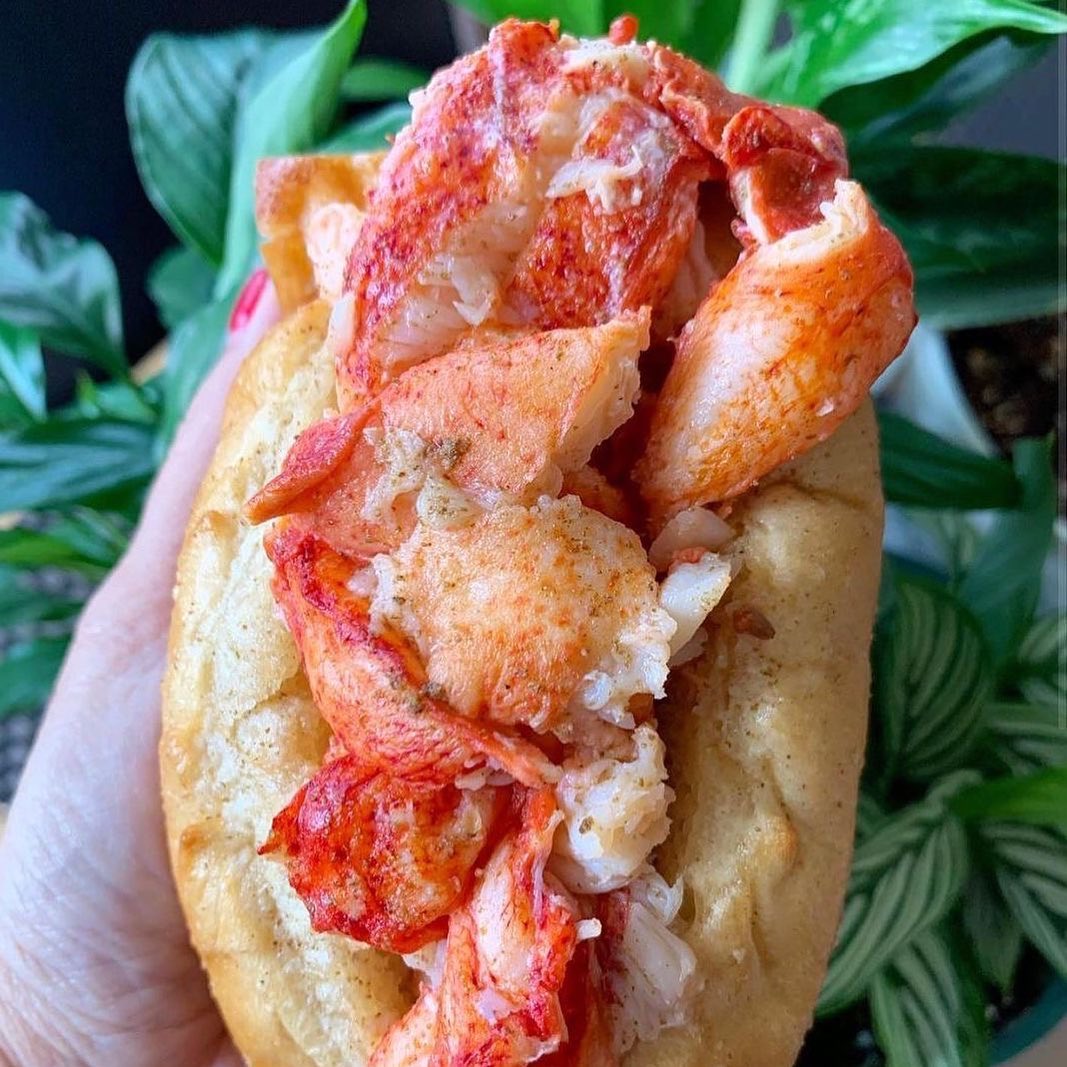 You may have seen their mouth-watering lobster rolls on Instagram, and soon you can visit @fatcheekshawaii at their new location in Ward Village! This mom-and-pop shop will be serving various rolls, soups, salads, sides and desserts. We are very excited to welcome them into their new expanded space at Ward Centre, coming soon!