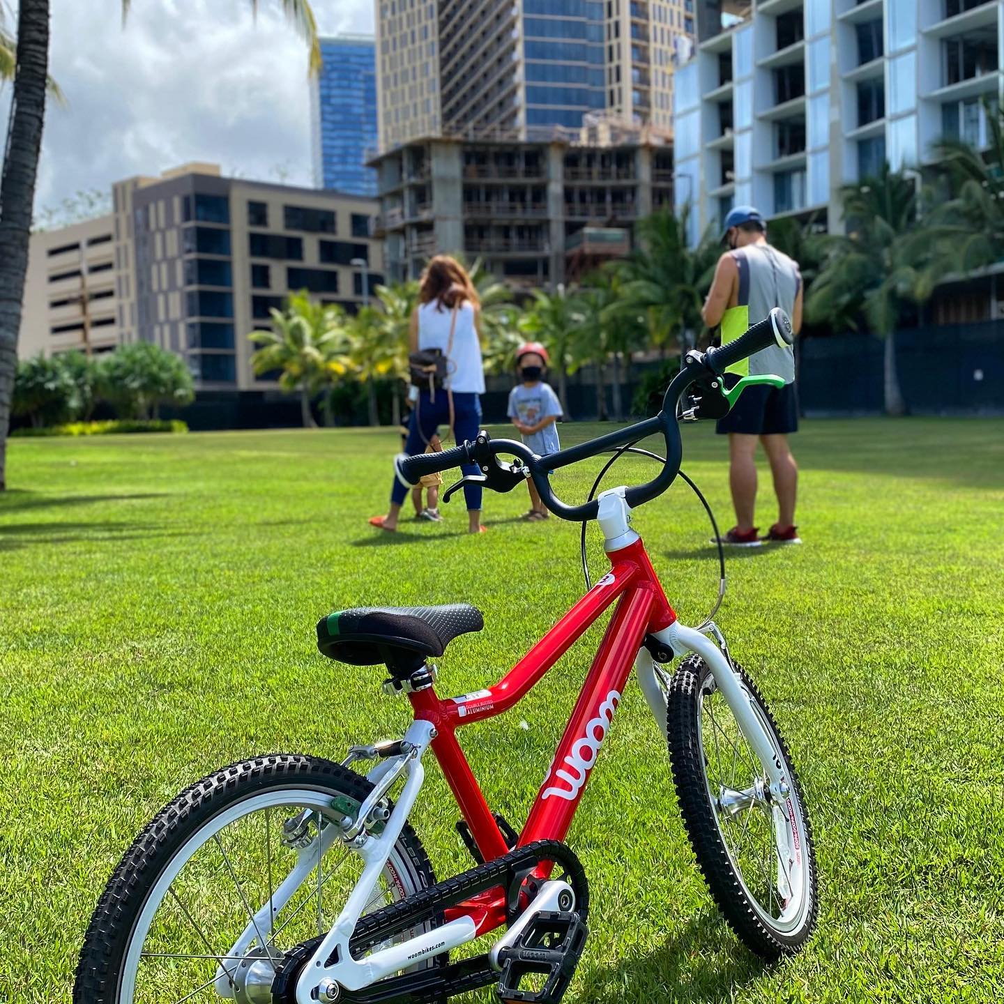 At this week’s bike clinic, @hblridealoha is focused on helmet safety, while @bocahawaii is talking all about brakes—how to use and how to properly adjust them. Grab a free map for a listing of the best places to bike on Oahu while supplies last. Plus, you can learn all about the #SafeUs 3-Feet Ride, a ride dedicated to educating drivers on this important 3 feet of distance law keeping bicyclists safe on our roads. Join us on Sunday from 9-11am at Victoria Ward Park!