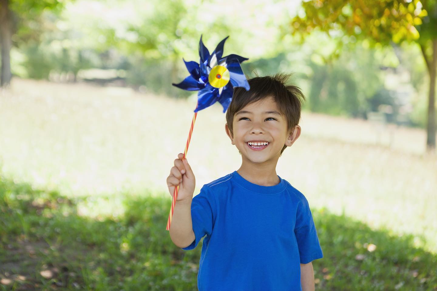 Enjoy the trade winds and sunshine at Ward Village this Saturday (7/3) during 4th of July Weekend! Start by searching for tasty treats at the Kaka‘ako Farmers Market, then join us at Victoria Ward Park from 11am – 1pm to pick up your free pinwheel to celebrate the Fourth, and stay for some amazing music at our Emerging Artist Series.