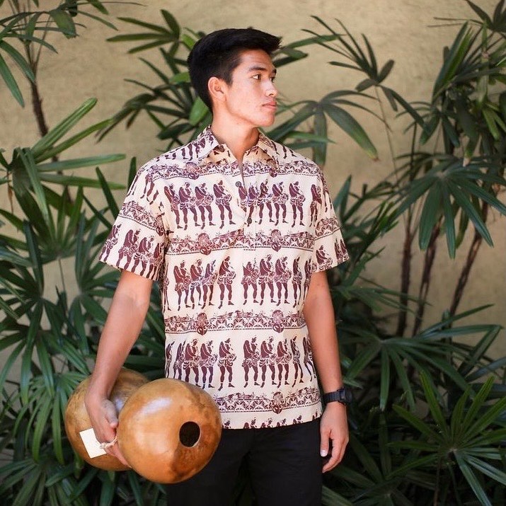 Native Hawaiian master artisan Ke’āla has been making Ipu, Ipu Heke, and other Native Hawaiian crafts since 1974. Many of his pieces were used in competition during the Merrie Monarch Festival! Explore his collection at @na_mea_hawaii.