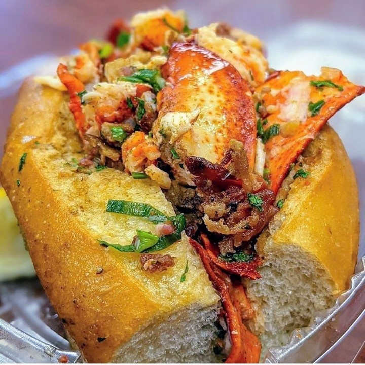 Happy National Lobster Day! Have you had a chance to try Fat Cheeks Hawaii famous Buttered Lobster Roll yet? Fat Cheeks offers online ordering for seamless curbside pickup at Ward Centre!