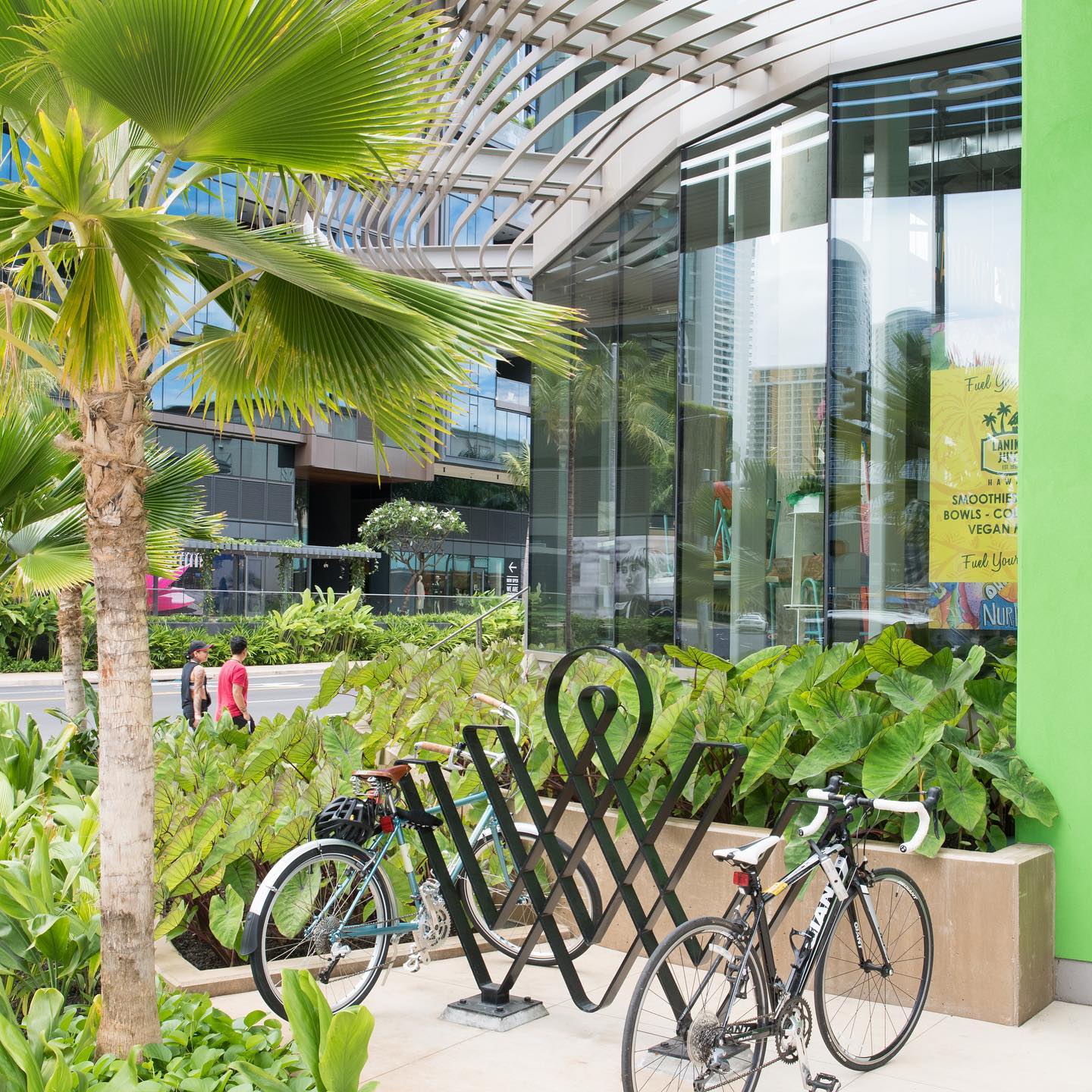 With designated bike lanes along Auahi Street, bike racks throughout the village and six Biki stations, you can coast from Kaka’ako to Waikīkī. Come cruise the neighborhood!