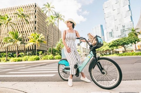 Enjoy the neighborhood as you cruise the bike-friendly streets of Ward Village! You'll find dedicated bike racks and @gobiki stops within each district, so you can shop, dine and explore with ease.