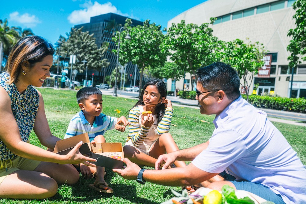 There’s so much to do this weekend at Ward Village! Pop by the farmers market, picnic in the park, shop the New Baby Fair, or dine alfresco at one of our many eateries. Don’t forget to redeem your Ward Village receipts for a gift of two tickets to Bishop Museum or ‘Iolani Palace.