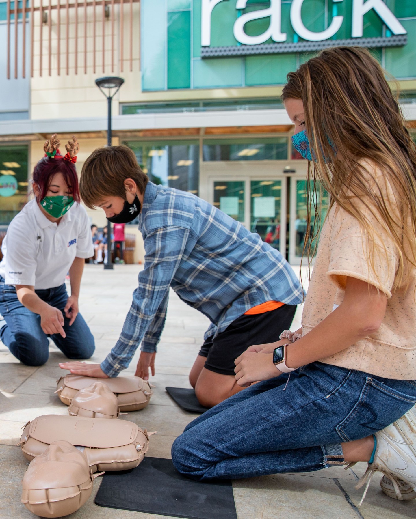 Ward Village is proud to host the American Heart Association to offer our community the opportunity to learn from experts the technique of Hands-Only CPR. Join us this Saturday, December 11, from 11am to 2pm at South Shore Market near the Holiday Star. Participants who complete training will receive a CPR Anytime kit (while supplies last).