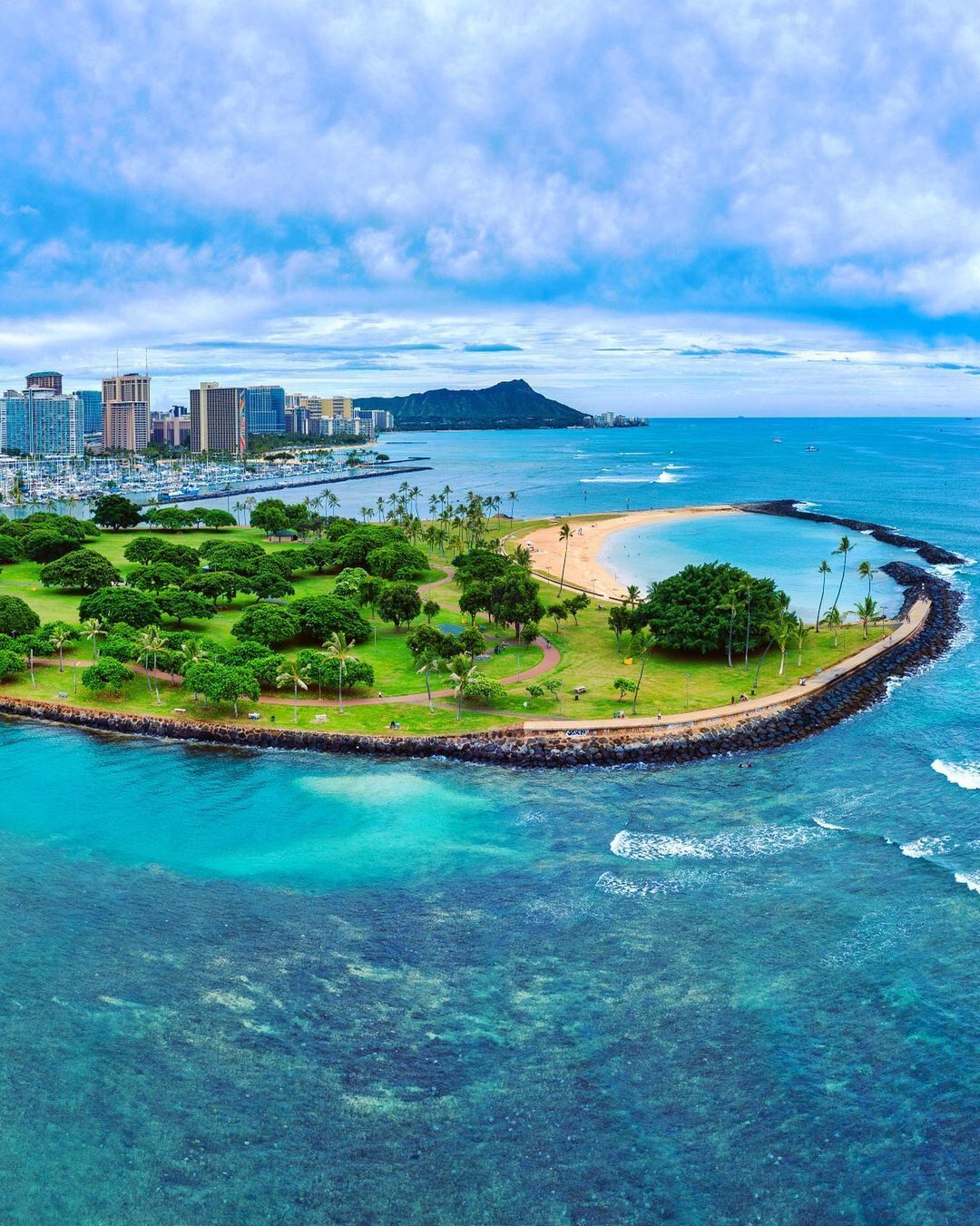 We hope you and your ohana are enjoying the holiday! We wish you all a celebration filled with peace, joy, and all the aloha. Photo: @clouds.and.coral