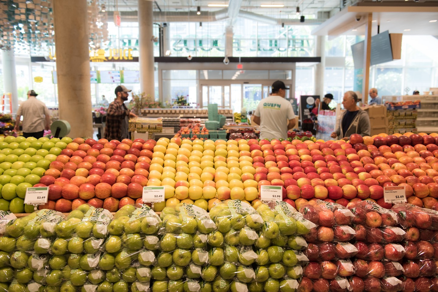 Explore the largest Whole Foods in Hawai`i right here in Ward Village. You’ll find an incredible selection of nutritious and delicious organic fruits and vegetables, pre-made meals, sustainable seafood, and local products from makers near you.