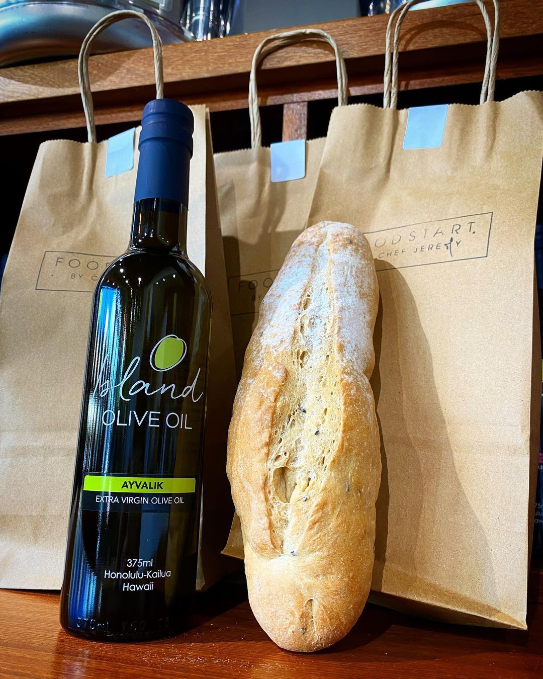 Happy Aloha Friday! What better way to celebrate than with some freshly baked bread by Chef Jeremy — complimentary with your qualifying purchase at Island Olive Oil on Fridays!