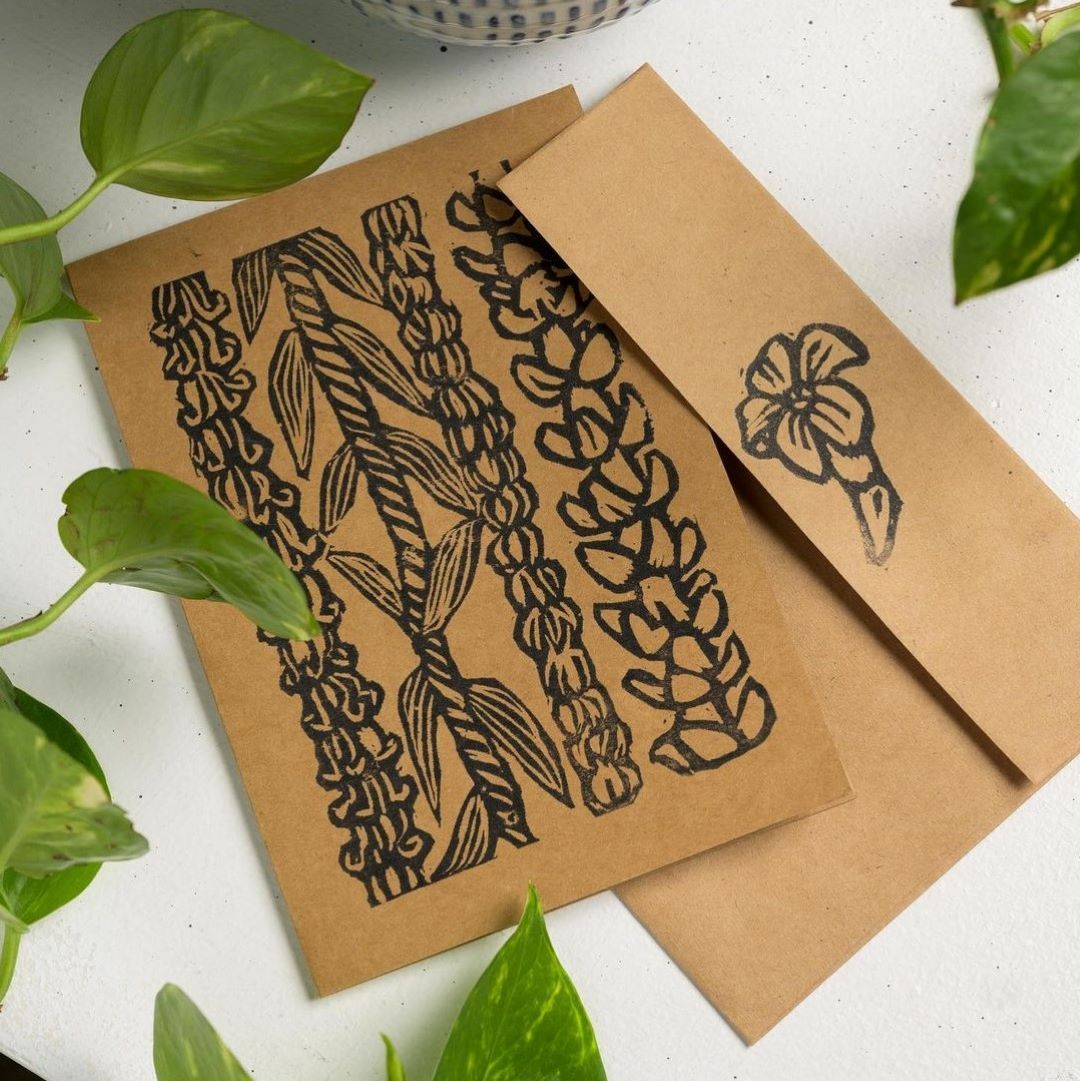 Make a note! Hand-stamped greeting cards are waiting for you at @mori_hawaii in the South Shore Market. Share the islands with your friends and family with these one-of-a-kind gifts.