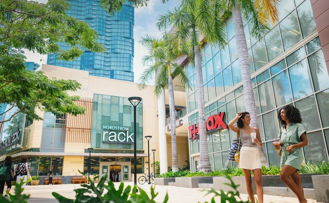 At Ward Village, island favorites and urban conveniences combine into one vibrant neighborhood. Shop your favorites or find something new at one of the unique boutiques. Enjoy a meal alfresco any time of day at a variety of eateries. It’s all here, waiting to be discovered.