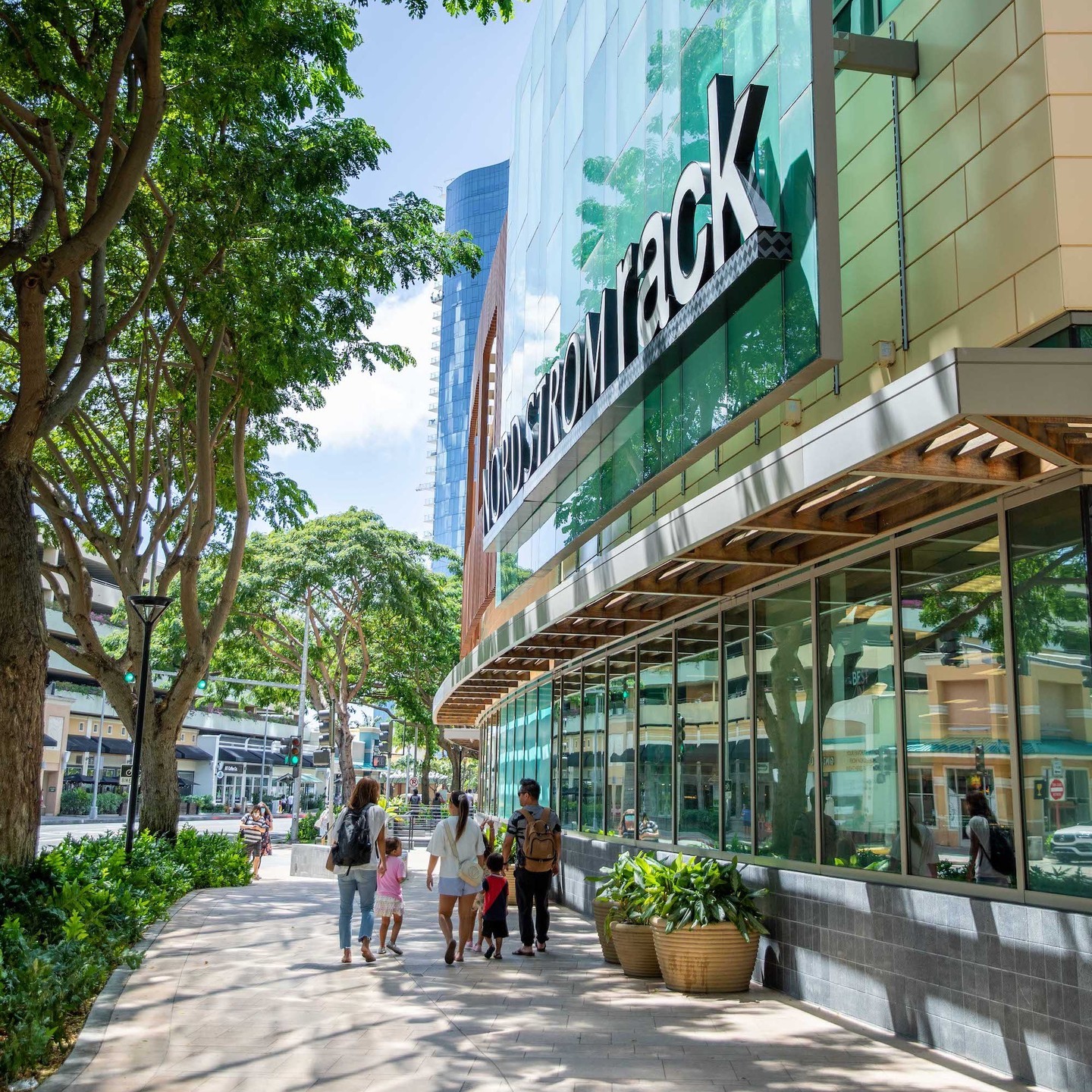 At Ward Village, enjoy an array of eateries with indoor and alfresco dining options, discover a variety of local and national shops, and unwind at your favorite neighborhood park. With free parking at our three separate shopping districts, you can easily explore the neighborhood.