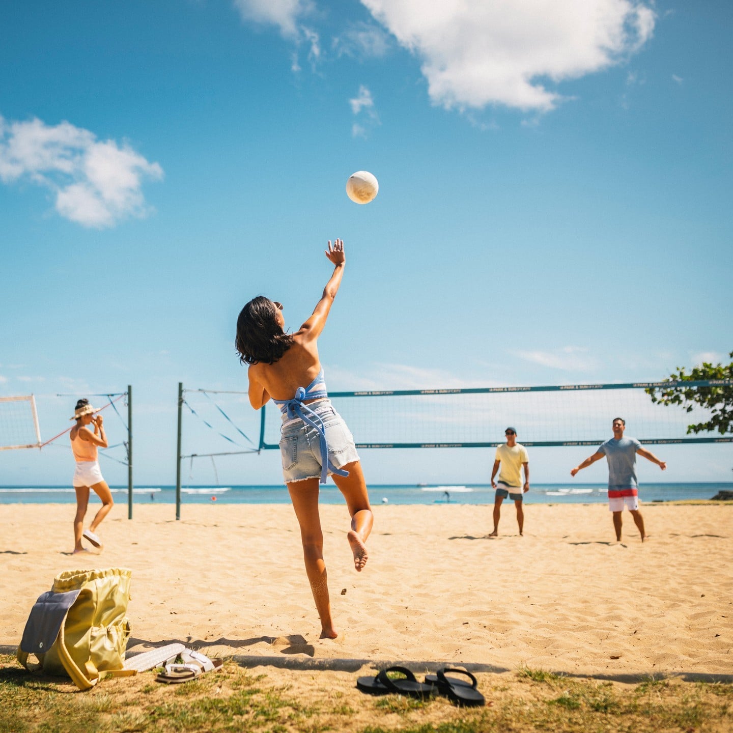 There are so many ways to enjoy the spacious parks at Ward Village. Whether it’s beach volleyball at Ala Moana Beach Park or yoga at Victoria Ward Park, from sunup to sundown, discover endless outdoor activities throughout the neighborhood.