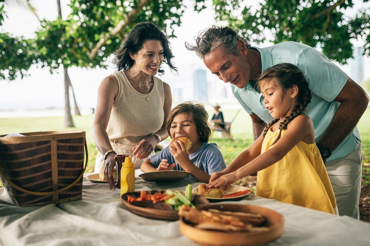 Celebrate dad this Saturday, June 18 from 1pm-4pm at Victoria Ward Park. Enjoy larger-than-life games, sliders and desserts from @dnbhonolulu (while supplies last) and compete to win a gift card to The Golf Sim powered by @rogerdunngolfhawaii. Click the link in our bio to learn more!