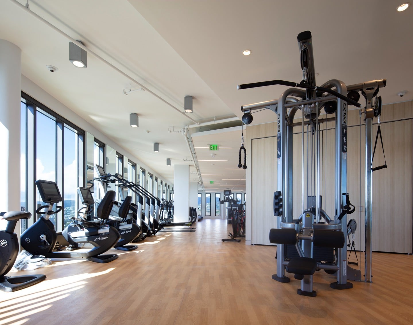 Discover ʻAʻaliʻi’s fitness room set 400 feet above the sea with panoramic ocean views. Learn more about the one-of-a-kind amenities and ʻAʻaliʻi lifestyle at the link in our bio.
