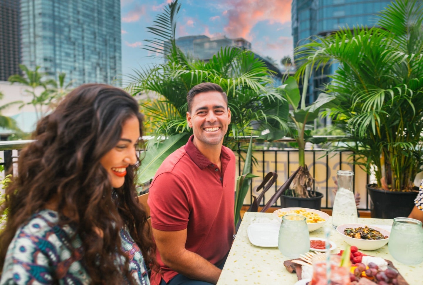 Enjoy the island’s beautiful weather with a meal alfresco. At Ward Village, there are a variety of globally inspired eateries offering breakfast, brunch, lunch and dinner!