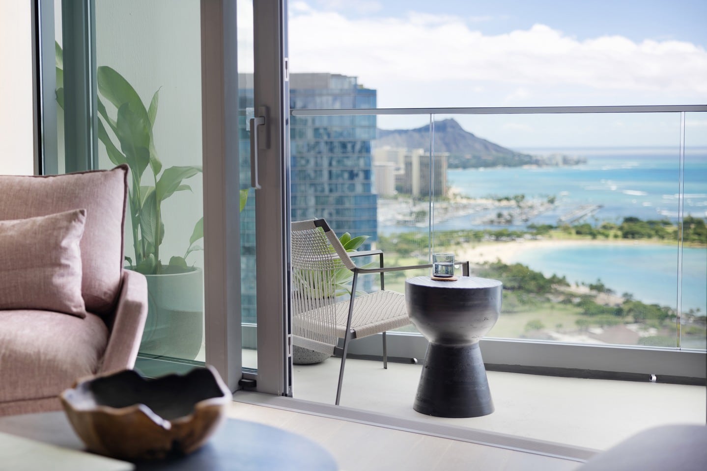 At Kōʻula, living areas feature floor-to-ceiling windows that artfully frame Hawaiʻi’s picturesque surroundings. Learn more about the newly opened Kōʻula residences at the link in our bio.