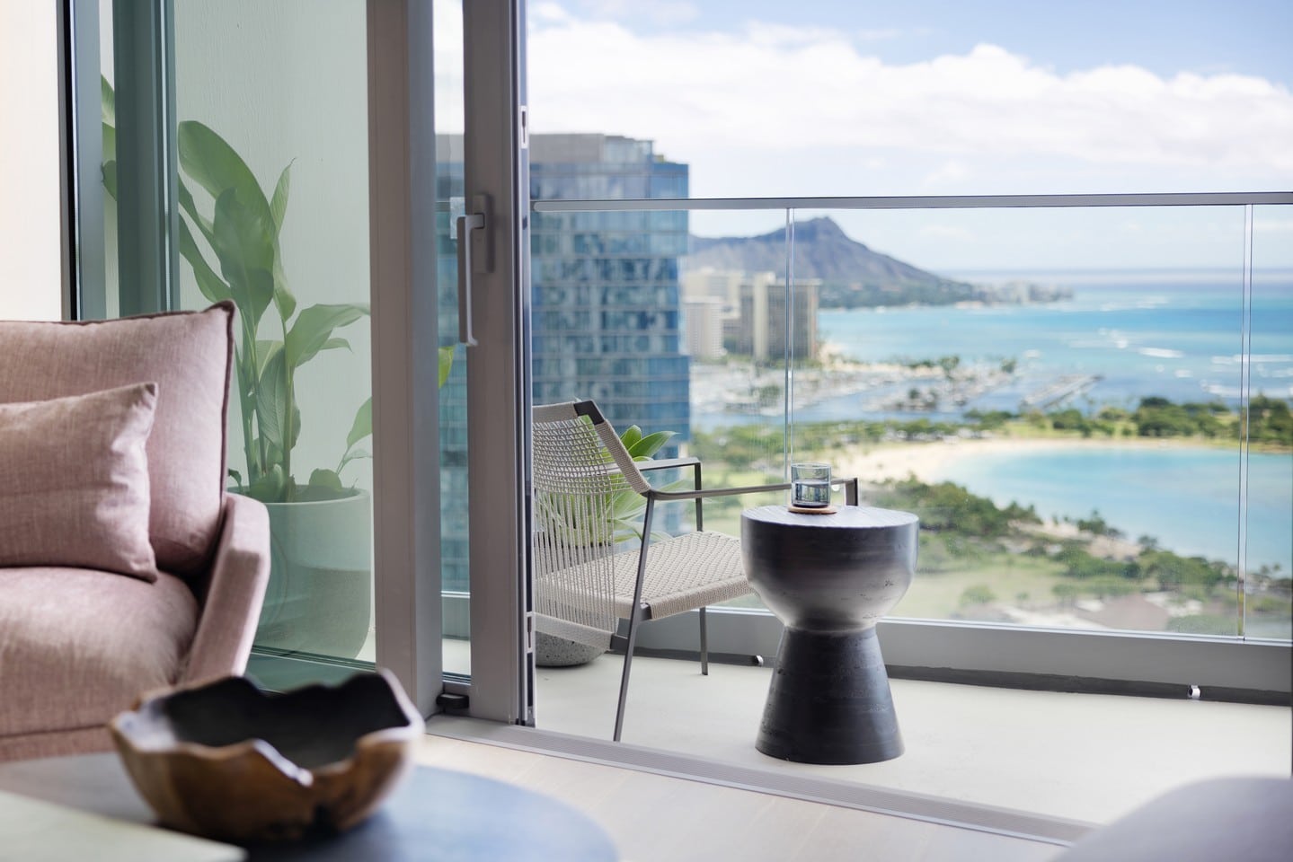 At Kōʻula, living areas feature floor-to-ceiling windows that artfully frame Hawaiʻi’s picturesque surroundings. Learn more about the newly opened Kōʻula  residences at the link in our bio.