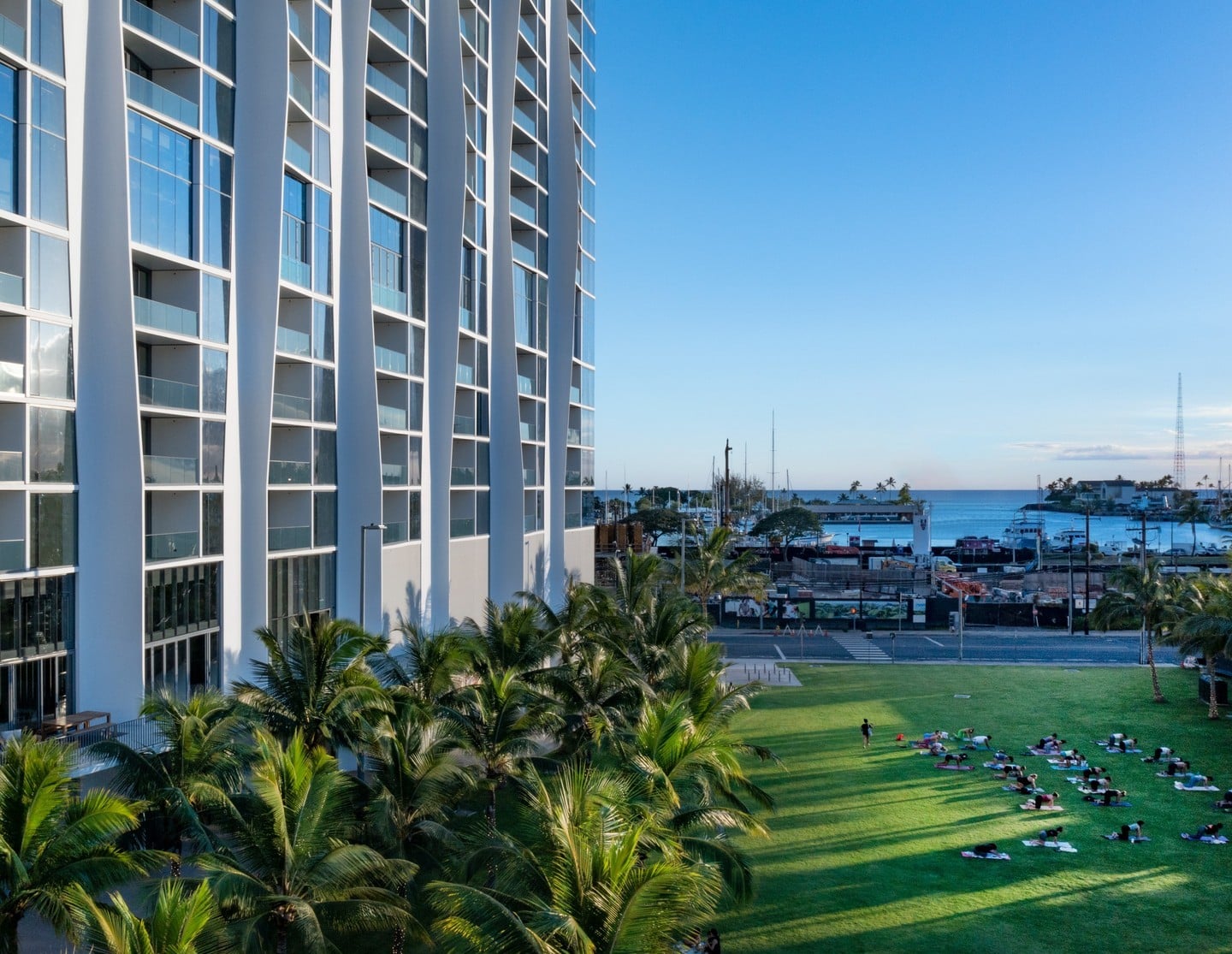 At Kō‘ula, the ample green space of Victoria Ward Park serves as your new backyard, the perfect place for picnics and play time. Click the link in bio to learn more about the thoughtfully designed spaces and nature surrounding Kō‘ula.