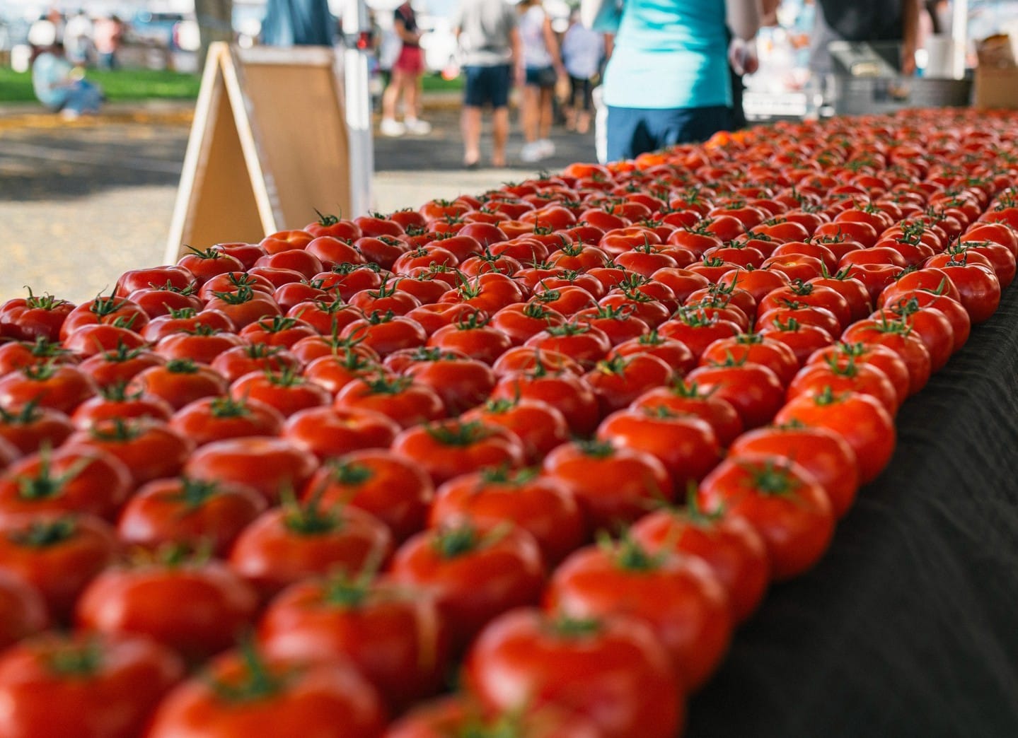 Celebrate National Farmer's Day by shopping local at the Kaka'ako Farmers Market this weekend! Every Saturday from 8am - 12pm, vendors from across O‘ahu are sharing locally-grown fruits, vegetables and flowers. Learn more at the link in our bio!
