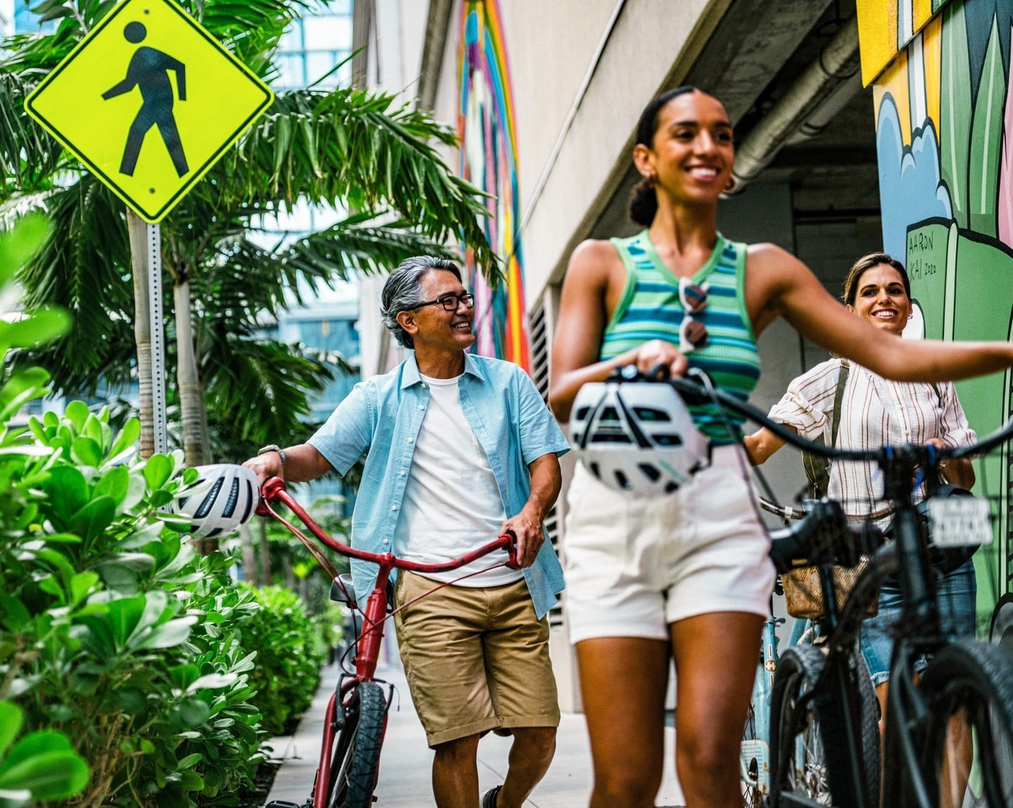 Cruise the neighborhood on two wheels! At Ward Village, you'll find dedicated bike racks and @gobiki stops within each district, so you can shop, dine and explore with ease.