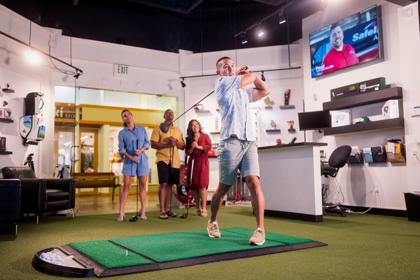 Happy National Golf Lovers Day! Swing into celebration with a round of golf at some of the most famous courses in the world from right here in Honolulu at @thegolfsimhi in Ward Centre, powered by @rogerdunngolfhawaii!