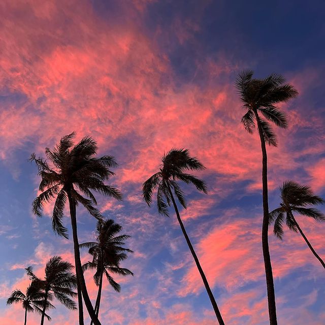 We hope you enjoyed your weekend. Sundays are always better with a South Shore sunset. #luckytolivehawaii Photo by @kurtstevensphotography